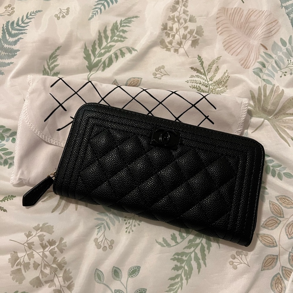 Source Unknown Black Quilted Zip Wallet
